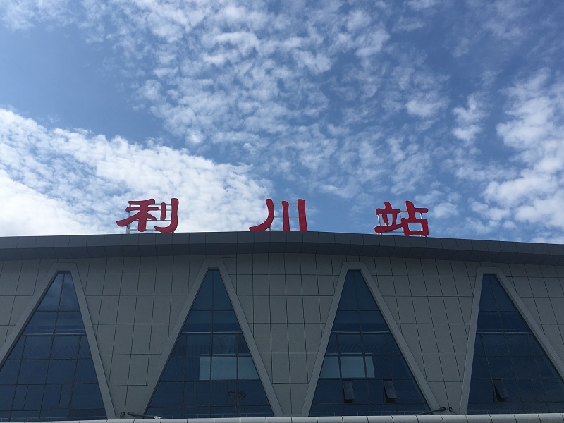 客運(yùn)車站進(jìn)、出站通道區(qū)有哪些靜態(tài)標(biāo)識(shí)？